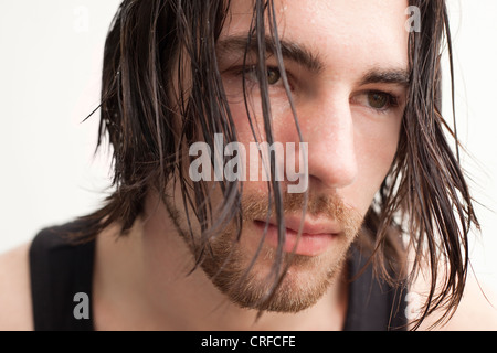 Considerato giovane con capelli lunghi Foto Stock