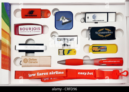 Raccolta di Memory Stick e chiavi USB con loghi promozionali in una promozionali Box Set Foto Stock