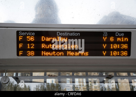 Electronic orari degli autobus nella zona centrale di Glasgow Scotland Regno Unito Foto Stock