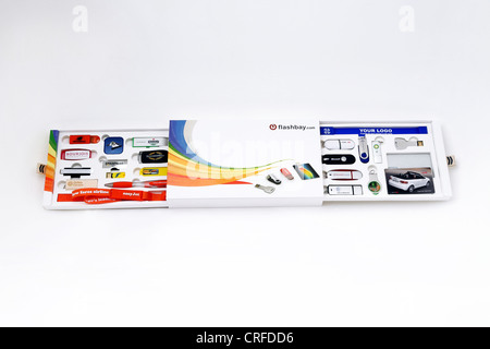 Raccolta di Memory Stick e chiavi USB con loghi promozionali in una promozionali Box Set Foto Stock
