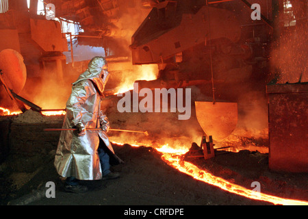 Eisenhuettenstadt, Germania, acciaio lavoratori durante lo spillaggio del metallo caldo e scoria Foto Stock