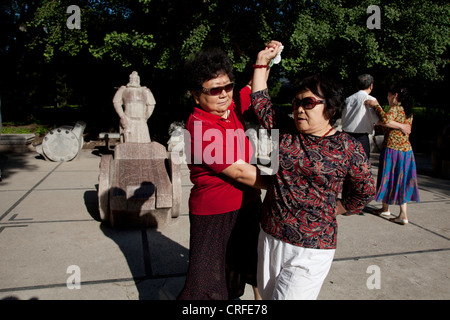 Le persone prendono la loro mattinata dancing esercizio di Zizhuyuan Park (Purple Bamboo Park) a Pechino, in Cina. Foto Stock