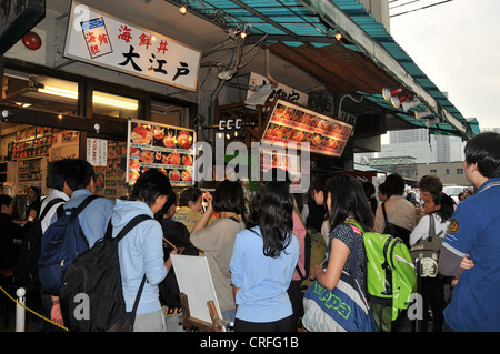 Ristorante Il mercato del pesce di Tsukiji, Tokyo, Giappone, Asia Foto Stock