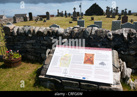 Un segno interpretativa a Cladh Mhuire la cappella e il cimitero sulla Benbecula nelle Ebridi Esterne Foto Stock