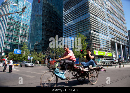 I lavoratori del settore dei trasporti pass edifici per uffici in Zhongguancun o Zhong Guan Cun, un polo tecnologico nel Distretto Haidian, Pechino, Cina. Foto Stock