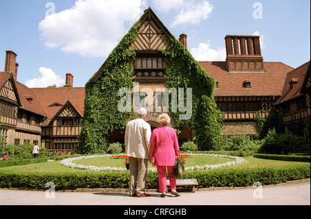 Potsdam, in Germania, i turisti di fronte Schloss Cecilienhof garden Foto Stock