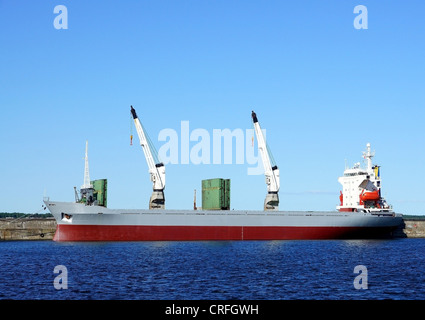 La nave da carico i costi in un ormeggio Foto Stock