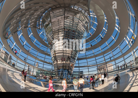 Berlino - il parlamento tedesco edificio a cupola del Reichstag, progettato dall'architetto Norman Foster, Berlino, Germania Foto Stock