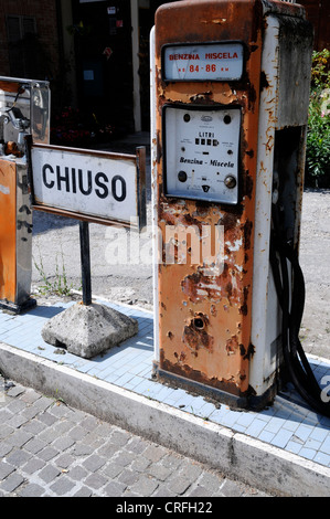 Un vecchio in disuso della pompa di benzina a Preci, Umbria, Italia Foto Stock