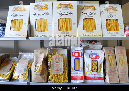 Sacchetti di pasta essiccata a East Dulwich Deli, Dulwich, London, England, Regno Unito Foto Stock