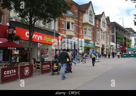 Surrey in Inghilterra Sutton High Street People Shopping Foto Stock
