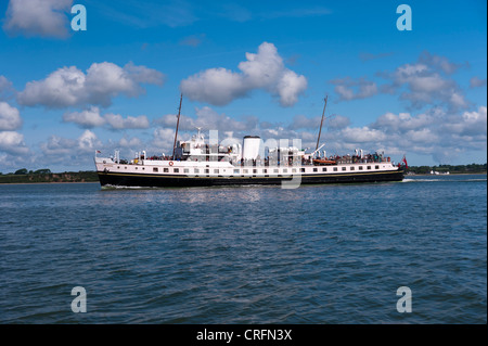 Hotel Occidental Balmoral la cottura a vapore attraverso lo Stretto di Menai. In un giorno di crociera Viaggio intorno Anglesey North Wales UK. Foto Stock