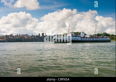 Hotel Occidental Balmoral la cottura a vapore attraverso lo Stretto di Menai. In un giorno di crociera Viaggio intorno Anglesey North Wales UK. Foto Stock