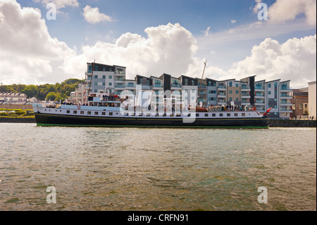 Hotel Occidental Balmoral la cottura a vapore attraverso lo Stretto di Menai. In un giorno di crociera Viaggio intorno Anglesey North Wales UK. Foto Stock