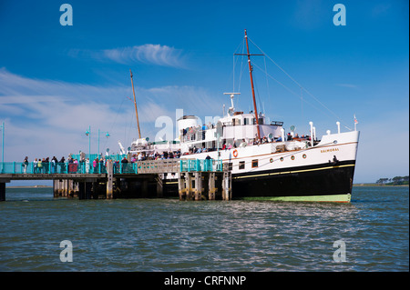 Hotel Occidental Balmoral la cottura a vapore attraverso lo Stretto di Menai. In un giorno di crociera Viaggio intorno Anglesey North Wales UK. Foto Stock