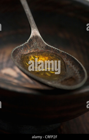 Chiusura del cucchiaio di olio di oliva Foto Stock