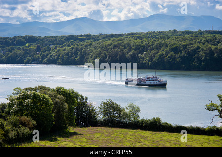 Hotel Occidental Balmoral la cottura a vapore attraverso lo Stretto di Menai. In un giorno di crociera Viaggio intorno Anglesey North Wales UK. Foto Stock