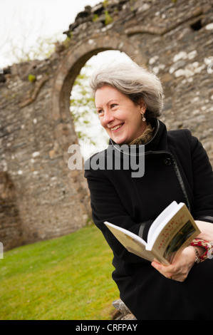 Lingua gallese poeta e scrittore GWYNETH LEWIS Wales UK leggendo la sua poesia poesie di un libro Foto Stock