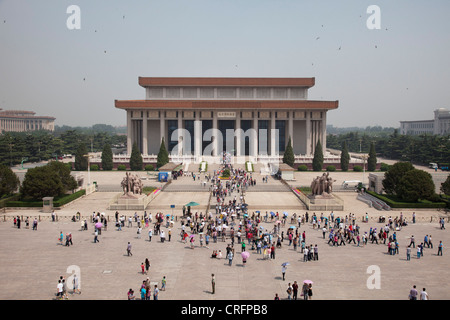 La folla di turisti cinesi si raccolgono al di fuori del Presidente Mao Memorial Hall in piazza Tiananmen, Pechino, Cina. Foto Stock