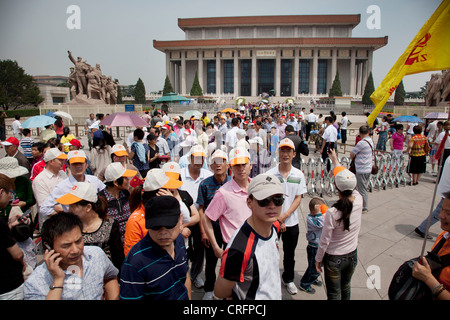 La folla di turisti cinesi si raccolgono al di fuori del Presidente Mao Memorial Hall in piazza Tiananmen, Pechino, Cina. Foto Stock