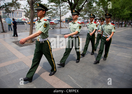 Membri dell Esercito di Liberazione del Popolo marzo passato su Piazza Tiananmen. Parte di un sistema di sicurezza dettaglio nella città di Pechino, Cina. Foto Stock