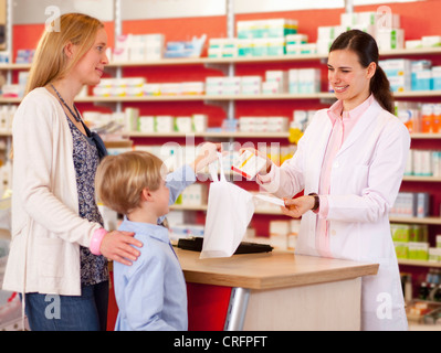 Il farmacista prescrizione di riempimento in negozio Foto Stock