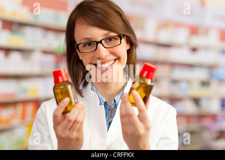 Il farmacista azienda bottiglie di farmaco Foto Stock