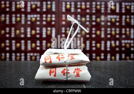 Preparazione di medicina tradizionale cinese a Pechino Tongrentang drug store, Pechino, Cina. Foto Stock