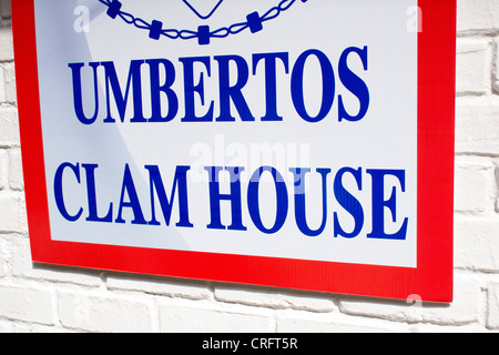 Segno esterno di Umbertos Clam House su Mulberry Street in Little Italy, New York City. Questa non è la posizione originale. Foto Stock