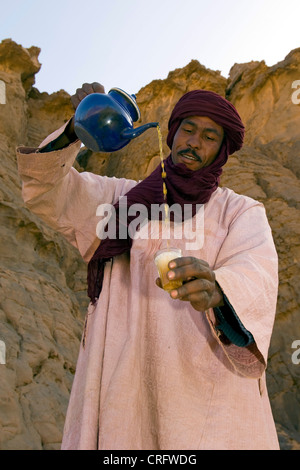 Touareg versando il tè cerimonia del tè, Algeria, Sahara Foto Stock