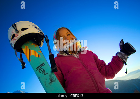 Ragazza giovane con sci e casco, sorridente, Francia, Alpi Foto Stock