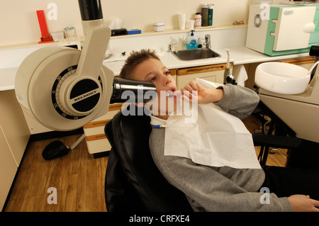 Un giovane ragazzo avente una radiografia dentale preso. Foto Stock