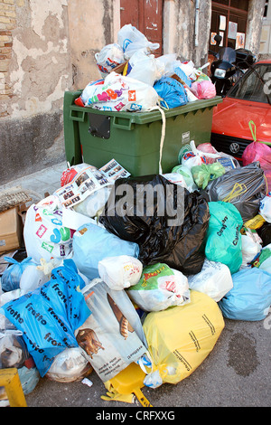 Pila di spazzatura in strada e affollata spazzatura Foto Stock