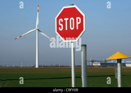 Mulino con il segnale di arresto Foto Stock