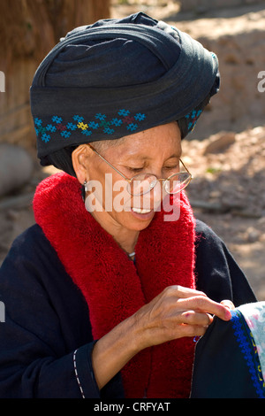 Il vecchio donna che indossa abiti tradizionali, Laos Foto Stock