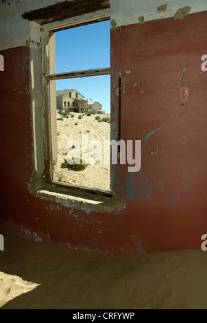 Sabbia in una casa abbandonata la città di diamante Kolmanskop, Namibia, Luederitz Foto Stock