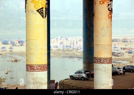 Una vista di una spiaggia e una struttura sul Fiume Yangtze a Chongqing Foto Stock