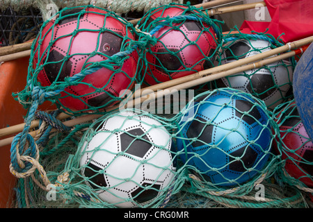 Palloni colorati usati come galleggianti di pesca. Rete da pesca Foto Stock