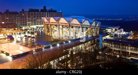 La Ruhr University di Bochum con aula Magna, Audimax in Twilight, in Germania, in Renania settentrionale-Vestfalia, la zona della Ruhr, Bochum Foto Stock