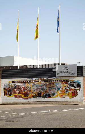 Un murale al cancello d'accesso veicolare alla fabbrica di birra Tennent Caledonian Wellpark su Duke Street a Glasgow, Scozia, Regno Unito Foto Stock