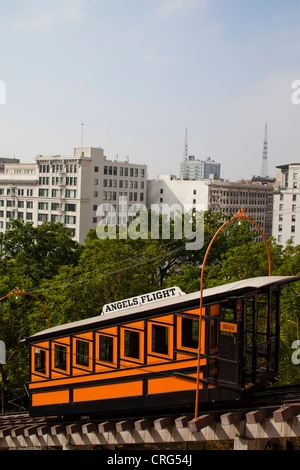 Un piccolo veicolo ferroviario che trasporta persone su un ripido pendio in un centro. Foto Stock