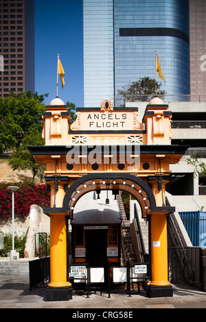 Un piccolo veicolo ferroviario che trasporta persone su un ripido pendio in un centro. Foto Stock