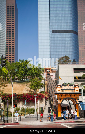 Un piccolo veicolo ferroviario, Angeli Volo, trasporta persone su un ripido pendio in un centro. Foto Stock
