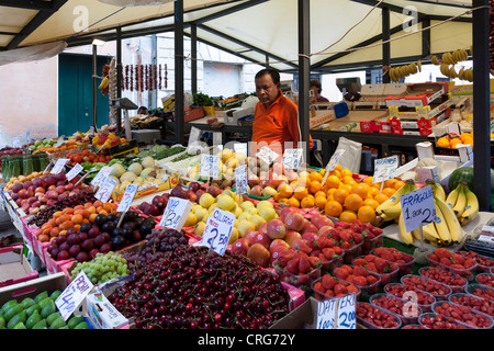 Un frutto e vegatible mercato in stallo il mercato di Rialto, Venezia, Italia. Foto Stock
