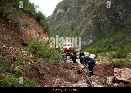 Un viaggio nella Tren macho, il treno che collega le città di Huancayo e Huancavelica in Perù Foto Stock