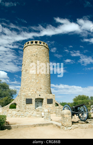 Franke torre costruisca in 1908 con connon storico, Namibia, Omaruru Foto Stock