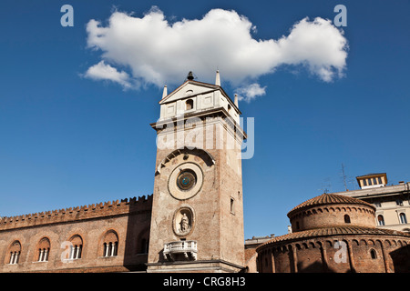 Ornato di clock tower in town square Foto Stock