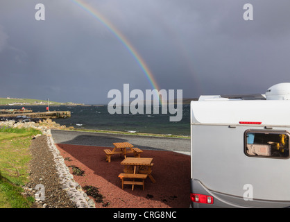 Camper in Gardiesfauld Ostello della gioventù campeggio con arcobaleno e nuvole grigie su mare su Unst Isole Shetland Scozia UK Foto Stock