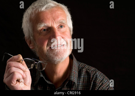 Ritratto di un vecchio uomo con i bicchieri in mano Foto Stock