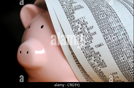 PIGGYBANK con supermercato Fino ricevute RE Carrello cibo costi bollette dei redditi bilanci domestici risparmio salariale l'economia UK Foto Stock